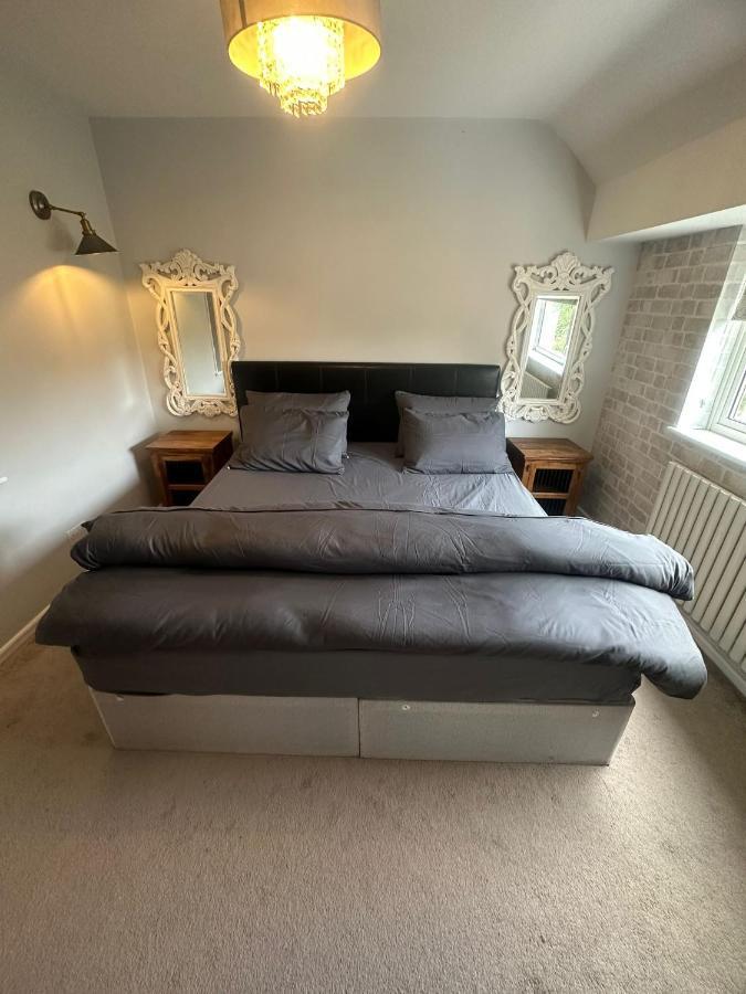 Charming 3-Bedroom Farmhouse-Style Abbots Langley 外观 照片